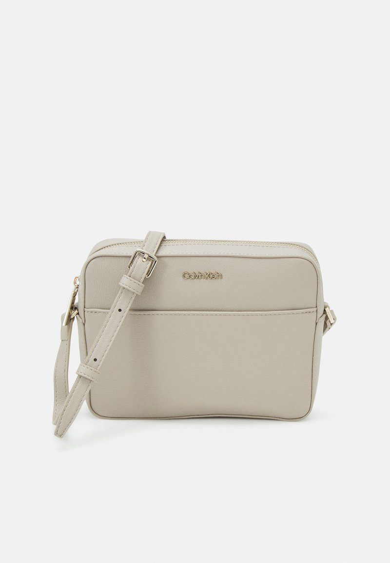 Calvin Klein MUST CAMERA BAG Across body bag taupe/offwhite