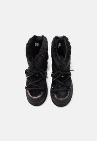 Fekete prémes csizmák gumitalppal, ellentétes fűzőkkel és párnázott gallérral. Tartós, texturált anyag, fényes akcentussal.