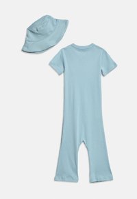Φωτεινό μπλε κοντομάνικο βρεφικό ολόσωμο ρούχο με φαρδιά πόδια παντελονιού, συνδυασμένο με καπέλο τύπου bucket στο ίδιο φωτεινό μπλε χρώμα, σε λευκό φόντο.