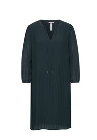 Dunkelgrünes, plissiertes Kleid mit V-Ausschnitt, langen Ärmeln und verstellbarem Kordelzugdetail an der Vorderseite. Glatte Textur und leichtes Material.