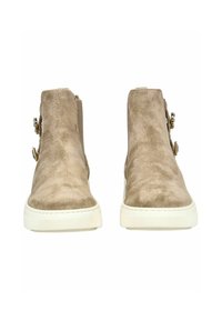 Stivaletti alla caviglia in suede beige con punta tonda, pannelli laterali elastici e bottoni decorativi in metallo. Suola in gomma bianca con bordi testurizzati.