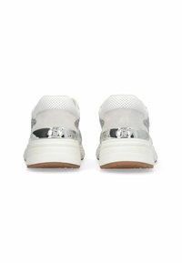 Chaussures de sport blanches avec accents argentés, mesh perforé, daim doux et semelle épaisse. Dotées d'un détail métallique brillant au talon.