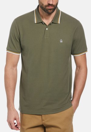 Olijfgroene polo shirt met een klassieke kraag, twee knopen en wit-geel gestreepte accenten op de kraag en mouwen. Geborduurd logo op de borst.