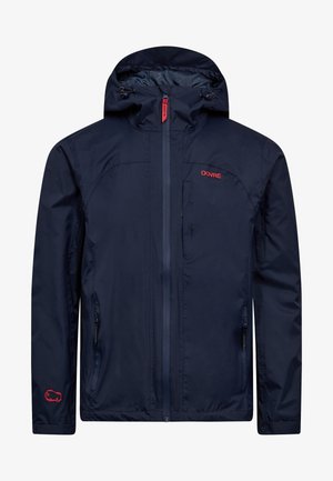 Marineblå vandtæt jakke med hætte, lynlås foran og to sidelommer. Har røde detaljer og et logo på brystet. Glat tekstur.