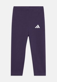 Tmavofialové športové legíny s bielym logom Adidas na hornej ľavej stehne, s jednoduchým elastickým pásom a čistým švom.
