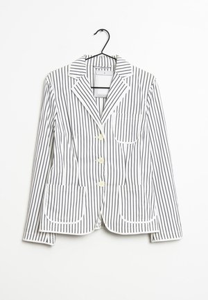 Pasiasty żakiet w białym i granatowym kolorze, z klapami w kształcie notcha, trzema guzikami oraz dwoma przednimi kieszeniami. Zaprojektowany w dopasowanym kroju z gładką teksturą.