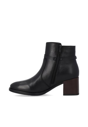 Bottine noire en cuir lisse, dotée d'une fermeture éclair sur le côté et d'un talon carré au texture boisée. Silhouette classique et ajustée.
