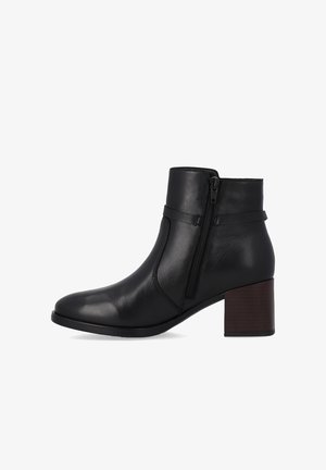 Schwarze Stiefelette aus glattem Leder, mit einem seitlichen Reißverschluss und einem Blockabsatz mit Holzoptik. Klassische, maßgeschneiderte Silhouette.