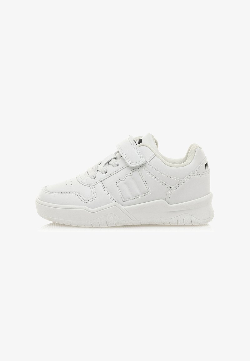 Baskets blanches avec un extérieur en cuir lisse, un devant lacé, une sangle Velcro, un col rembourré et une semelle en caoutchouc texturé.