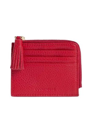 Červený texturovaný kožený držák na karty se třemi předními přihrádkami na karty a oddílem na zip s přívěskem střapce.