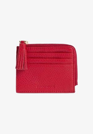 Czerwony, teksturowany skórzany uchwyt na karty z trzema przednimi przegródkami na karty oraz przedziałem na zamek błyskawiczny z ozdobnym frędzlem.