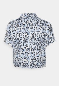 Camicia a maniche corte con colletto, realizzata in tessuto leggero. Presenta una stampa leopardata blu e nera su uno sfondo bianco.