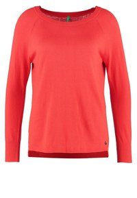 Långärmad korallröd tröja med rund halsringning och ribbade mudd, med en liten logotagg nära nederkanten på en enfärgad bakgrund.