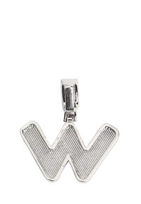 Zilveren hanger in de vorm van een gestileerde "W," met een textuuroppervlak en parallelle lijnen, en een lus voor bevestiging aan de bovenkant.