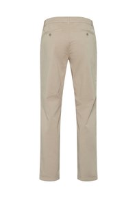 Beige Baumwollhose mit geradem Bein, ausgestattet mit zwei Gesäßtaschen mit Knöpfen und einer glatten Textur.