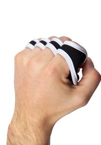 Zwarte vingerloze trainingshandschoenen met witte accenten, voorzien van een gestructureerde grip en een elastisch ontwerp, die de vingers en knokkels bedekken.