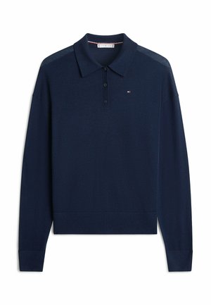 Jersey de polo azul marino de manga larga con tres botones negros y pequeño logo rojo, blanco y azul en el pecho izquierdo.