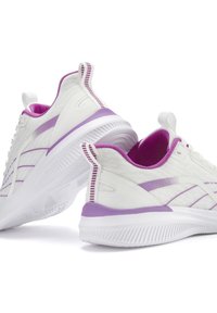 Weiße Sportschuhe mit lila Akzenten, strukturiertem Obermaterial und flexibler Sohle. Verfügt über Streifen an den Seiten und ein gepolstertes Innere.