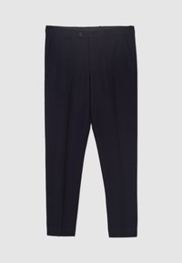 Pantaloni blu navy con pieghe frontali, realizzati in un tessuto morbido. Presentano una chiusura con bottone singolo e tasche laterali per funzionalità.