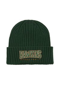 Beanie tricotat verde, cu textură ribbed, având un mansetă pliată și brodat "HAWKINS BASKETBALL" în litere portocalii și albe.