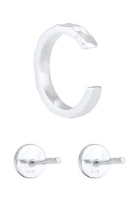 Pendiente en forma de cuff de plata de ley con un diseño texturizado, y dos pendientes de botón redondos con un poste recto. Todos los artículos marcados con "925."