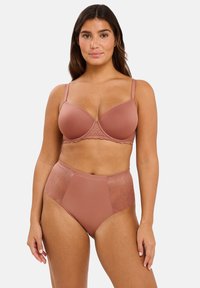 Soutien-gorge mauve avec des bonnets lisses et une bordure en dentelle, associé à des culottes taille haute ornées de motifs géométriques et d'une texture douce.