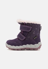 Botte d'hiver violette avec garniture en fausse fourrure, deux bandes Velcro et une semelle en caoutchouc texturée. Présente une tige à motifs et une pointe renforcée.