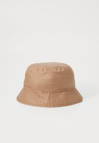 Brązowy kapelusz typu bucket wykonany z lekkiego materiału, z okrągłą koroną, szerokim rondem i przeszyciami dla większej struktury.