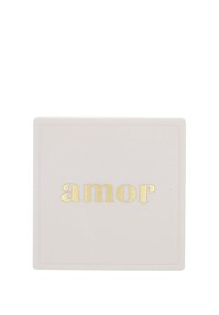 Objeto cuadrado de color rosa pálido con una textura suave que presenta la palabra "amor" en letras doradas, brillantes y en negrita en el centro.