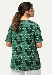 Ulla Popken GEOMETRIC PALM LEAF PRINT SHORT SLEEVE  - Triko s potiskem - light green