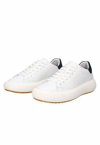 Sneakers bianchi in pelle con una finitura liscia, dotati di punta arrotondata, lacci bianchi e suola in gomma color gomme. Accento blu navy sul tallone.