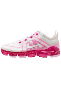 Scarpa da ginnastica bianca con accenti rosa e suola traslucida rosa, caratterizzata da tessuto testurizzato, sistema di allacciatura e logo Nike prominente.