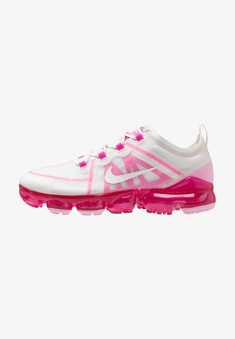Weißer Sportschuh mit pinken Akzenten und durchsichtiger pinker Sohle, mit strukturiertem Gewebe, Schnürsystem und auffälligem Nike-Logo.