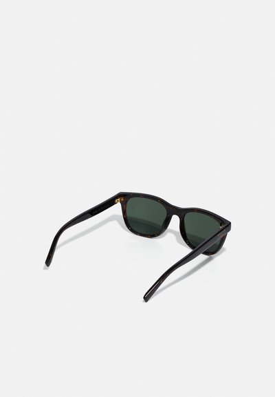 Ochelari de soare cu carapace de țestoasă, cu lentile de culoare verde închis, formă rectangulară și brațe negre elegante cu detalii aurii la balama.