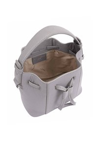 Grijze leren handtas met een zachte textuur, ronde vorm en een gestrikt detail. De binnenkant is gevoerd met een lichter stof.