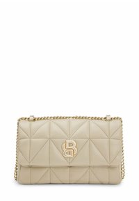 Beżowa pikowana skórzana torebka na ramię z złotym łańcuszkiem i zapięciem. Na przedniej części widoczne jest wyraźne tłoczone logo. Prostokątny kształt.