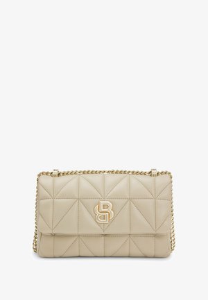 Beige quiltet læderhåndtaske med guld kæderem og lås. Har en fremtrædende præget logo foran. Rektangulær form.