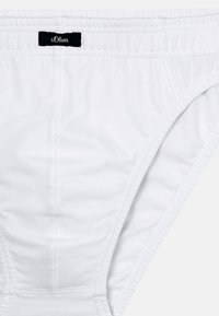 Weiße Baumwollunterhose mit einem schwarzen s.Oliver-Logo. Das Design umfasst einen elastischen Bund und eine glatte, weiche Textur mit gesteppten Details.