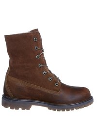 Bota de combate de cuero y ante marrón con cordones en la parte delantera, ojales de metal y suela de goma texturizada. Presenta un diseño de altura media hasta la pantorrilla.