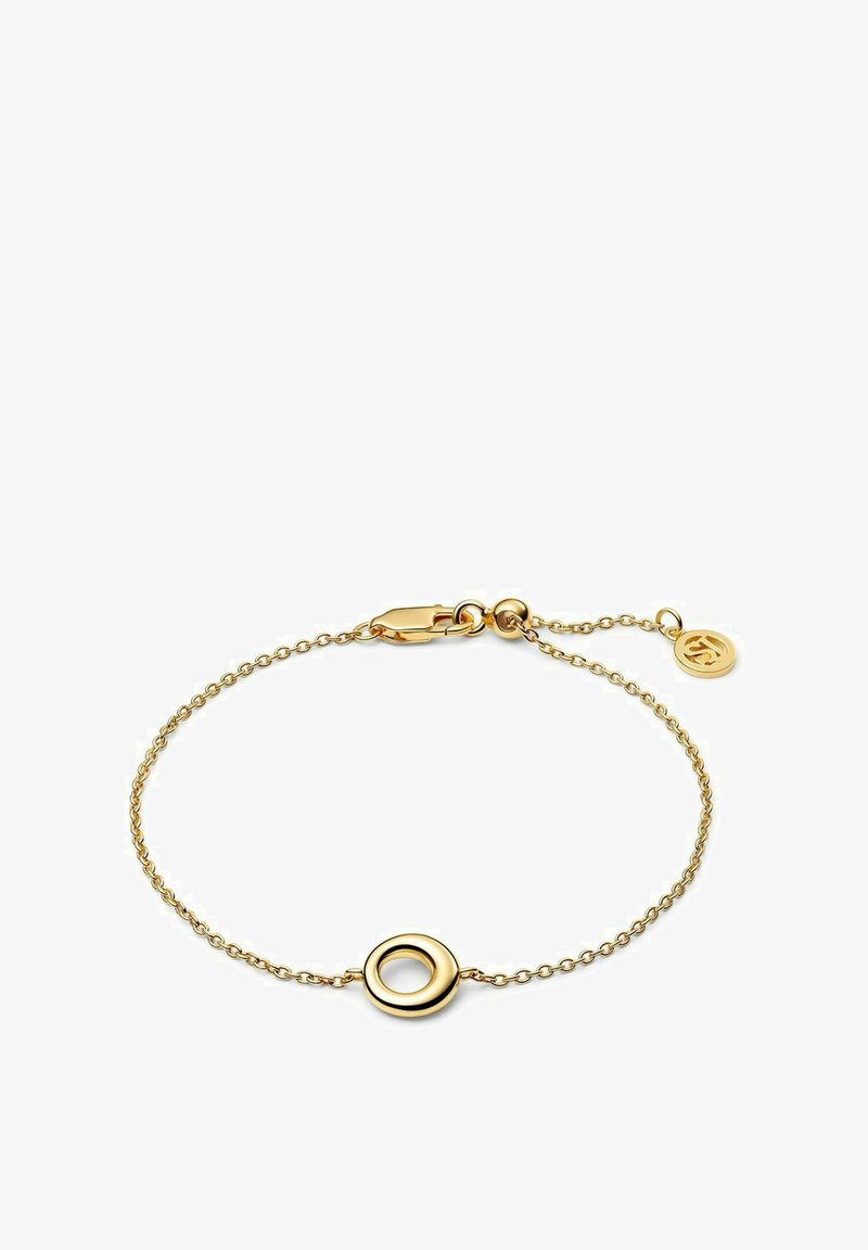 Guldring med en cirkulær vedhæng, delikate kædeled, en hummerlås og et lille charm med et logo. Glat tekstur og poleret finish.