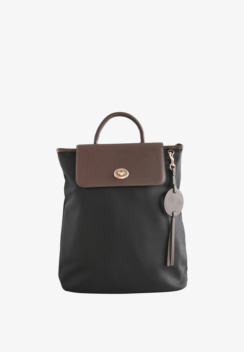 Melna mugursoma ar brūnu augšējo vāciņu, rokturi, zelta pagriežamo aizdari un apaļu brūnu ādas bārkstis aksesuāru sānos.