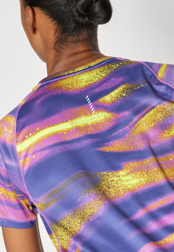 RUN VELOCITY TEE  - Sports T-shirt - wild berry3