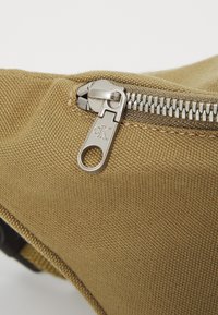 Calvin Klein Jeans SPORT ESSENTIALS WAISTBAG - Jostas soma - gothic olive