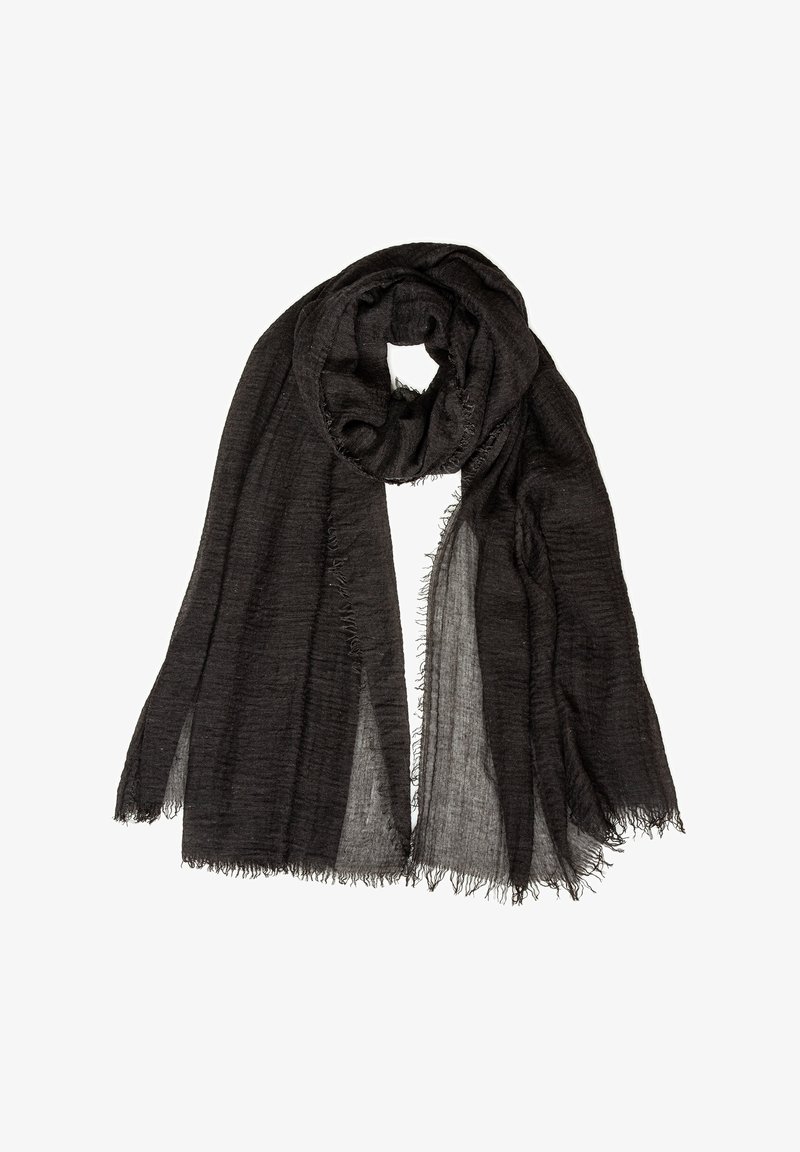 Écharpe légère noire avec une texture subtile et des bords frangés, enroulée lâchement en haut avec les extrémités pendantes.