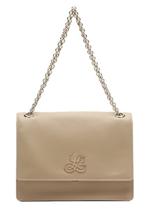 Beżowa skórzana torba na ramię z klapką zapinającą, złotym łańcuszkowym paskiem i złotym splecionym logo "LL" na przednim środku.