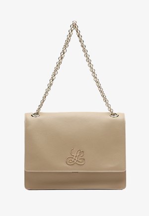 Bézs színű bőrválltáska fedeles záródással, arany színű láncpánttal és az elülső középső részén aranyszínű, összefonódó "LL" logóval.