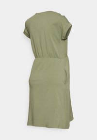 Vestido verde-oliva de mangas curtas com cintura elástica, detalhes em bolso, tecido suave, silhueta descontraída e corte até ao joelho.