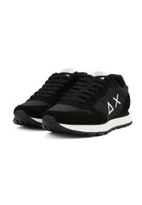 Schwarze Sportschuhe mit Obermaterial aus Wildleder und Mesh, weißen Akzenten, auffälligem Logo an der Seite, flachen Gummisohlen und Schnürdesign.