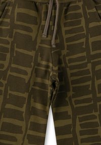 Olivgrüne Jogginghose mit auffälligem abstraktem Muster in dunkleren Farbtönen, elastischem Bund mit verstellbarem Kordelzug und weichem Material.