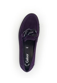 Paarse suède slip-on schoen met een zwart kettingaccent, ronde neus en gevoerde binnenzool. Heeft een contrasterende roze stiksel detail.